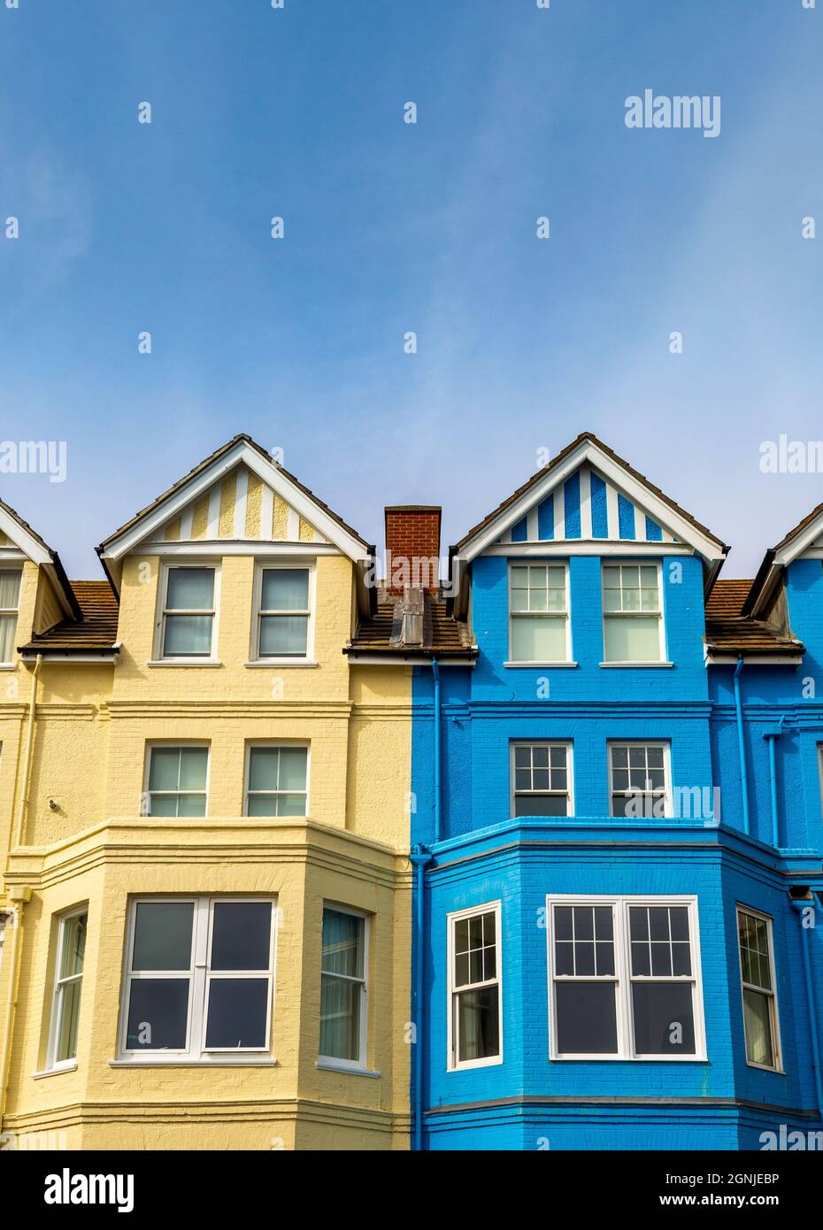 Le colorate case vittoriane sul lungomare di Aldeburgh a Suffolk, Inghilterra Foto Stock