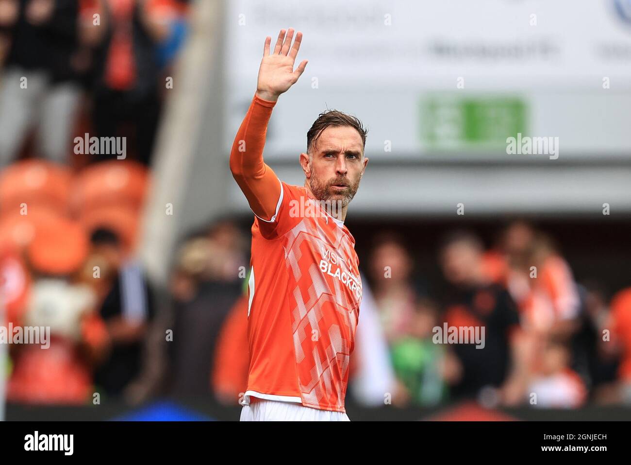 Richard Keogh #26 di Blackpool onde ai fan di Blackpool, Regno Unito il 9/25/2021. (Foto di Mark Cosgrove/News Images/Sipa USA) Foto Stock