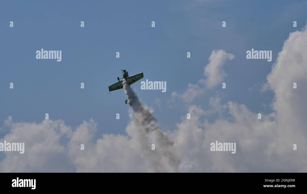 Maribor Airshow Slovenia AGOSTO, 15, 2021 l'aereo Aerobatic esegue manovre estreme durante un'esposizione aerea. MX Aircraft MXS di Veres Zoltan Foto Stock