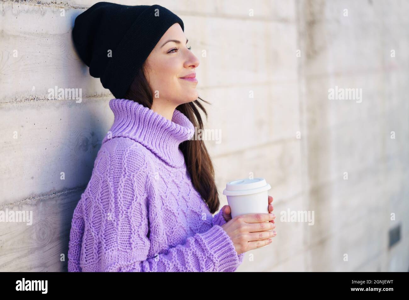 Donna nei suoi venti prendere una pausa caffè all'aperto. Foto Stock
