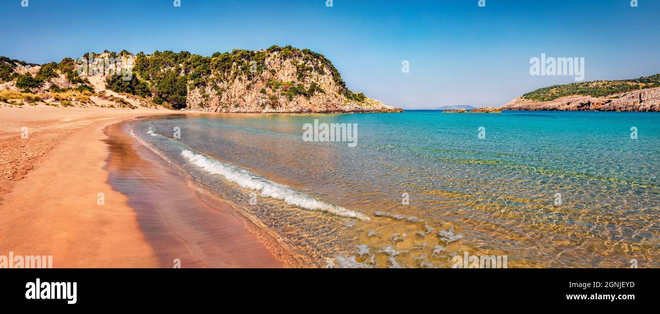 Calda giornata estiva nella località di Voidokilia. Colori vivaci scena mattutina sul Mar Ionio, località di Pilos, Grecia, Europa. Bellezza del concetto di natura Foto Stock