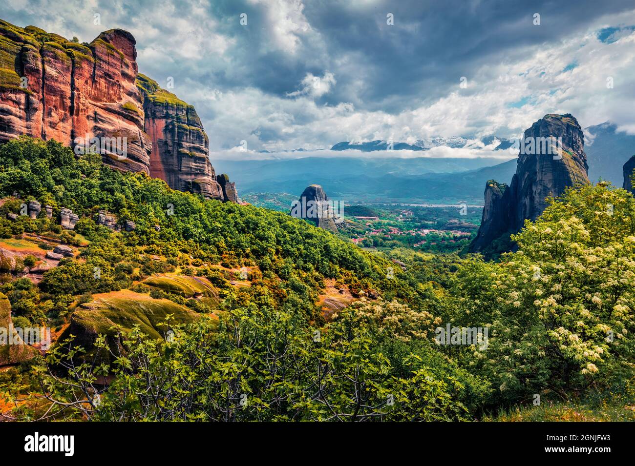 Fresca scena verde di Meteora, patrimonio dell'umanità dell'UNESCO. Vista mattutina della primavera dei monasteri ortodossi orientali, costruiti su colonne di roccia. Kalambaka Foto Stock