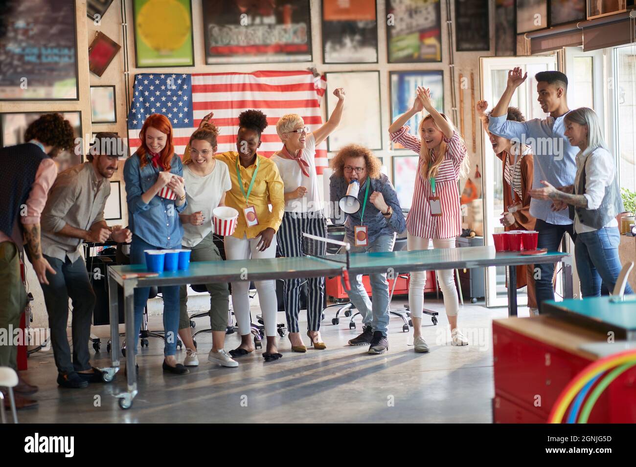 persone al lavoro che giocano a birreria pong, che hanno un grande tempo. concetto di team building Foto Stock