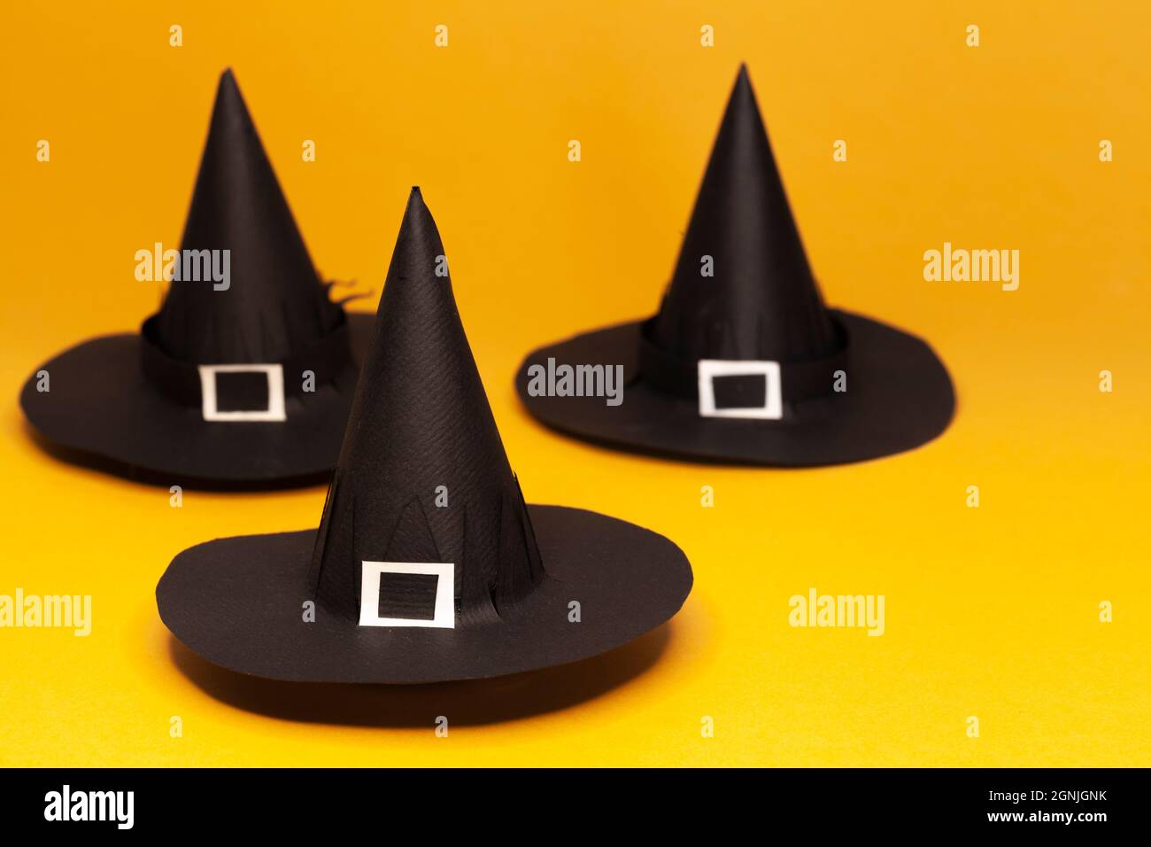 Halloween Witch Hats sfondo arancione (in cartone) Foto Stock