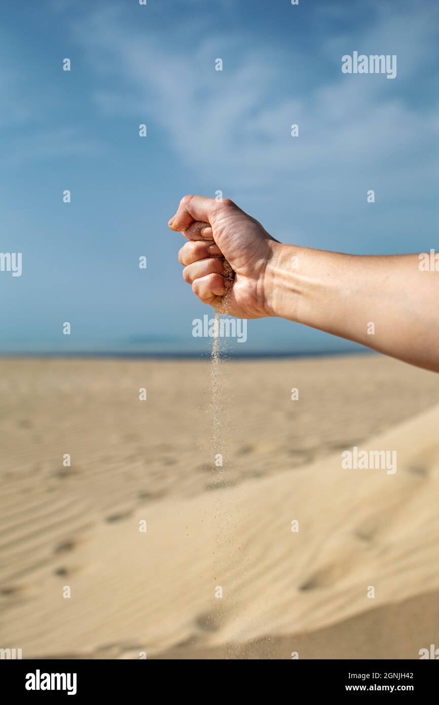 Una mano che si riversa sulla sabbia lungo le bellissime spiagge di Tarifa, nel sud della Spagna Foto Stock