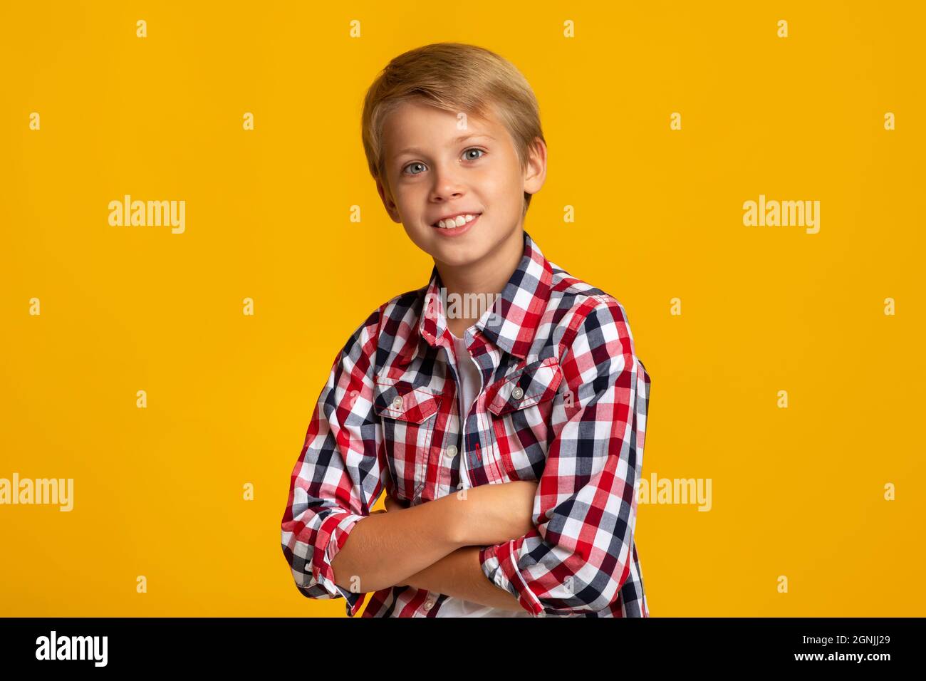 Ritratto di sorridente fidato calmo studente caucasico ragazzo con le braccia incrociate Foto Stock