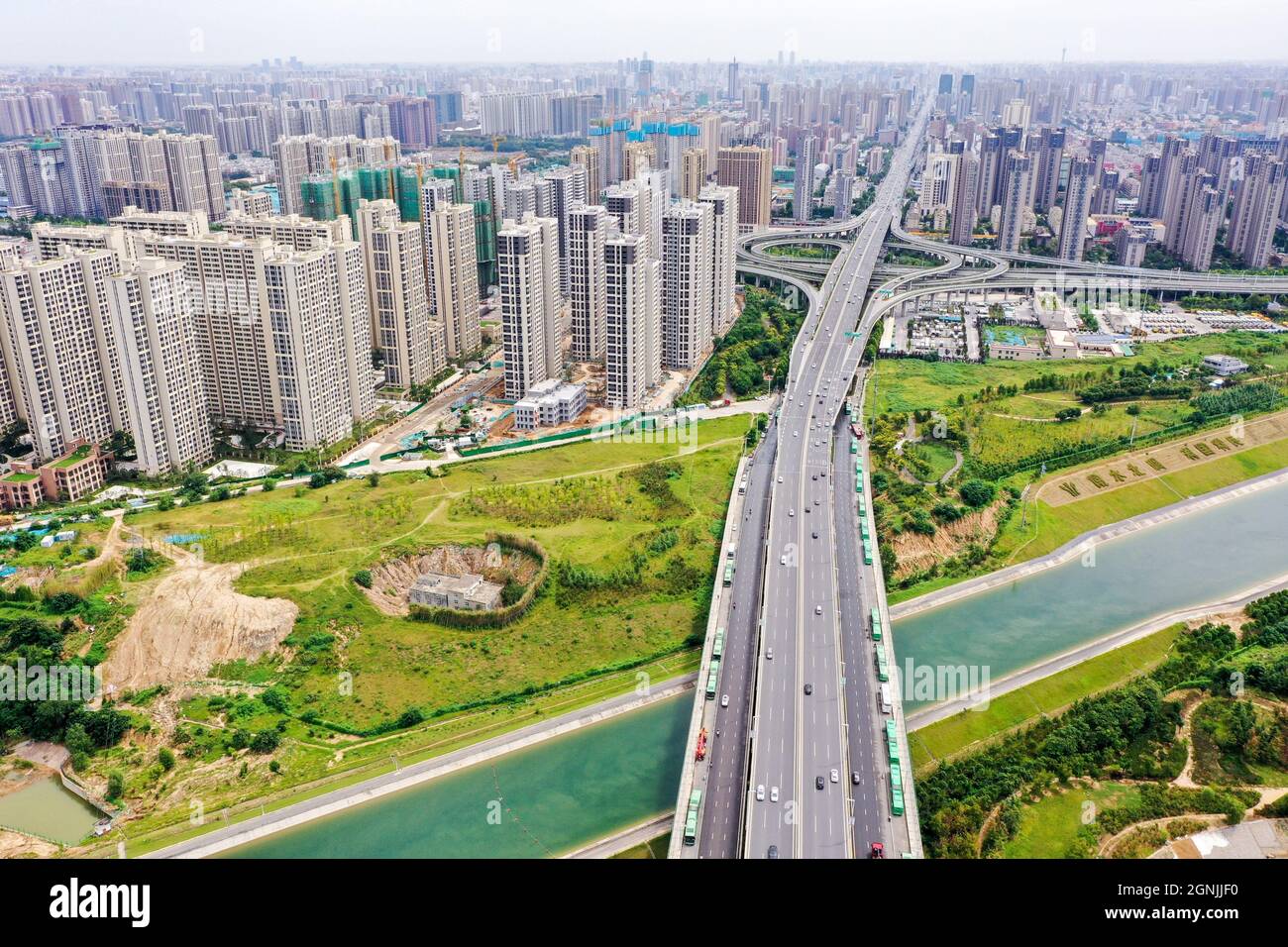 Zhengzhou, Zhengzhou, Cina. 26 settembre 2021. Il 23 settembre 2021, Zhengzhou, Henan, la ''Villa Nail Household' situata in fondo alla fossa nella cintura verde della terza circonvallazione occidentale. Dopo una pioggia pesante, il suolo intorno alla buca crollò. Quasi tutto il primo piano della casa è stato sommerso da limo ed è stato chiamato dai passanti-da ''la famiglia più miserabile del chiodo.'.questa casa è due edifici alti tre piani. È stato circondato da terra e bambù dal 2015. Il proprietario, il signor Zheng, ha detto che la gente ha vissuto qui per generazioni. Non c'è elettricità o acqua, e. Foto Stock