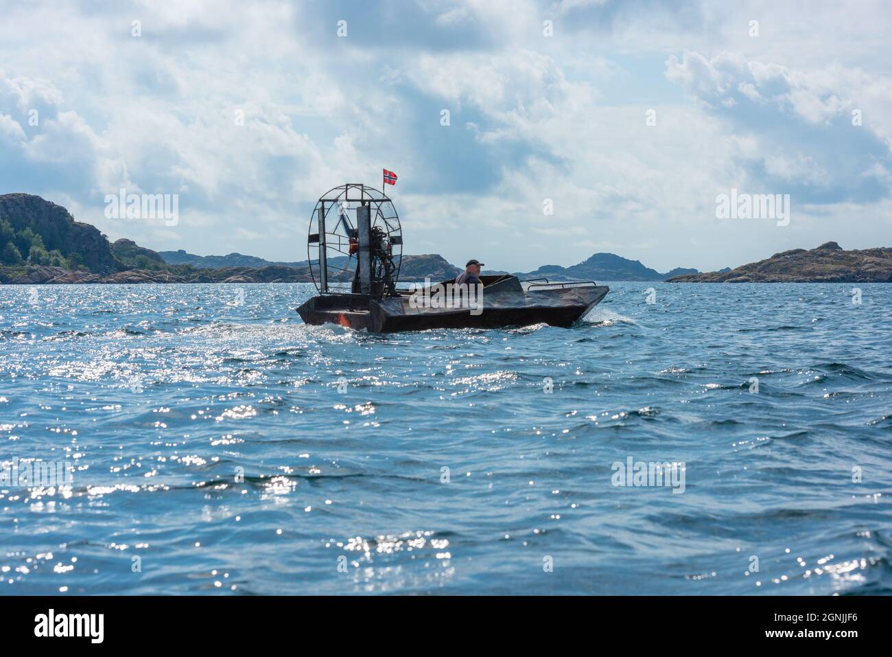 Lindesnes, Norvegia - Agosto 08 2021: Idroscivolante fatto in casa in mare Foto Stock