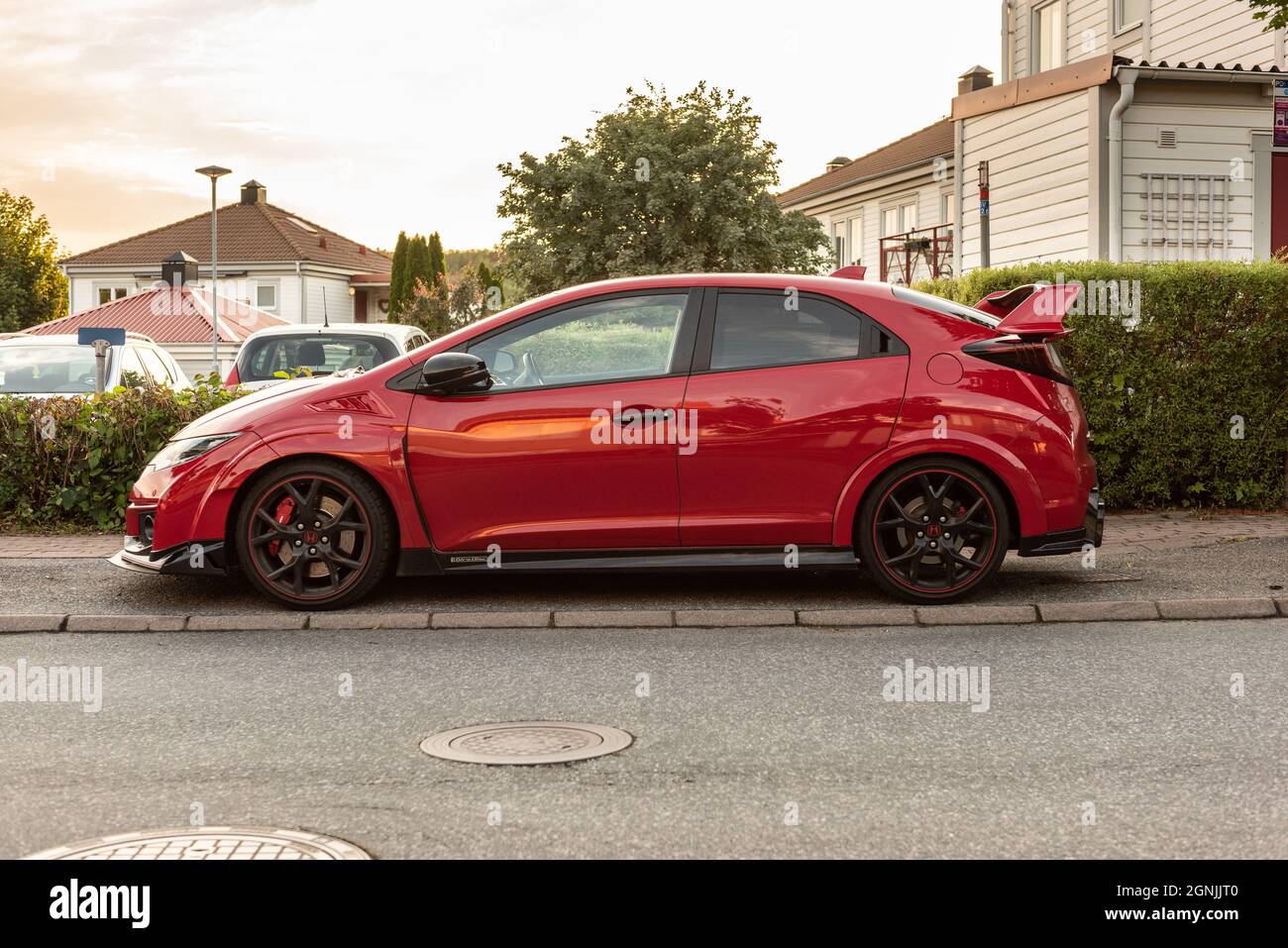 Gothenburg, Svezia - Luglio 01 2021: Vista laterale di una Honda Civic Type R rossa Foto Stock