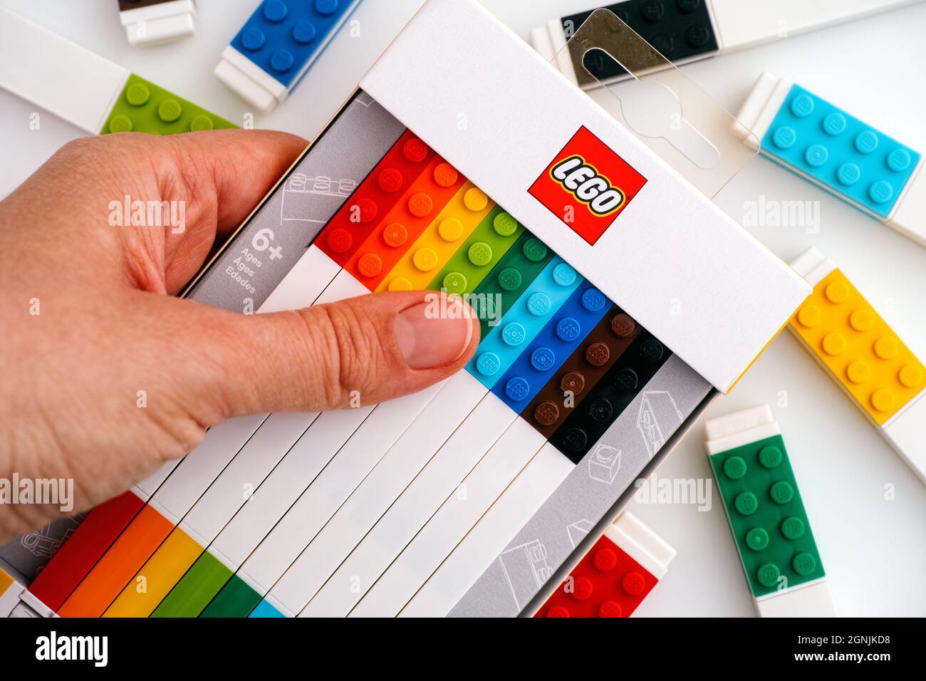 Tambov, Federazione Russa - 18 novembre 2020 Lego box con colore gel Pens in una mano persona. Foto Stock