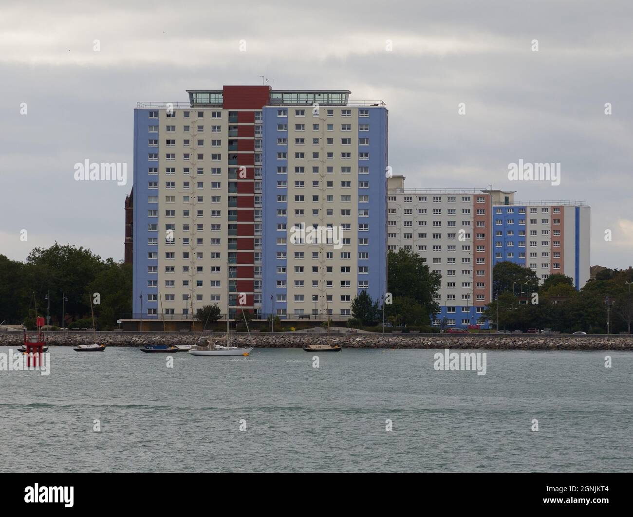 Alti e colorati edifici visti in Portsmouth UK., Foto Stock