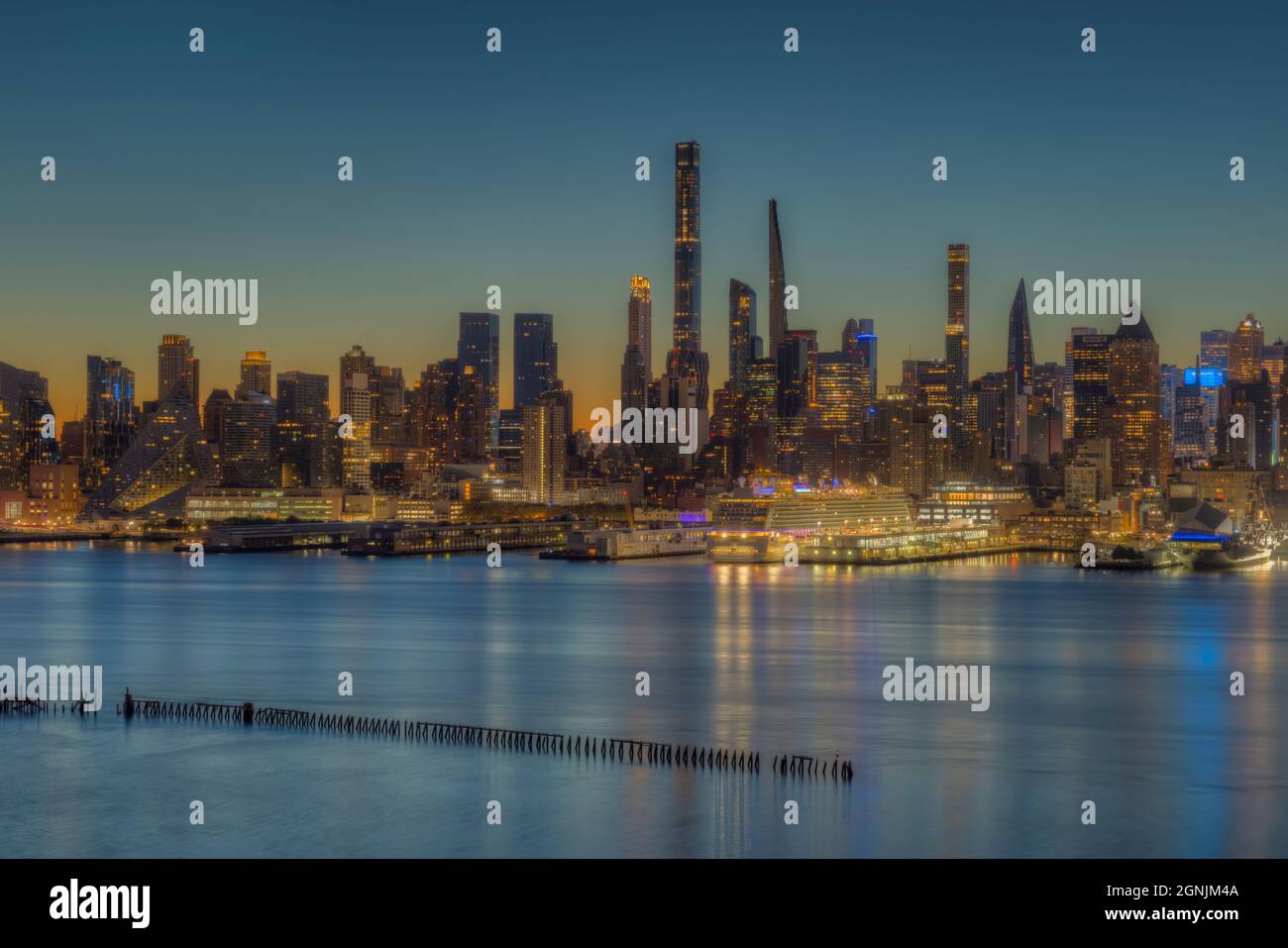 Lo skyline di Manhattan a New York durante il crepuscolo mattutino, visto sul fiume Hudson dal New Jersey. Foto Stock