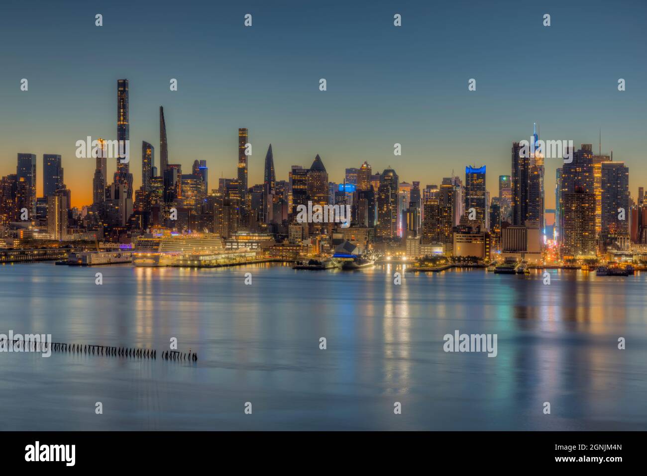 Lo skyline di Manhattan a New York durante il crepuscolo mattutino, visto sul fiume Hudson dal New Jersey. Foto Stock