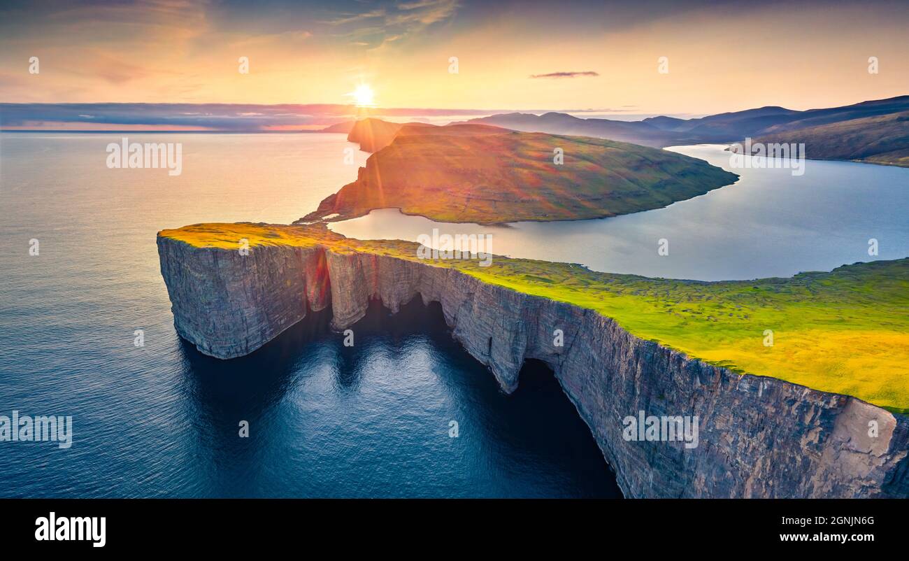 Splendida vista mattutina dal drone volante del lago Sorvagsvatn, Vagar, Isole Faroe, Danimarca, Europa. Perfetta alba estiva sull'Oceano Atlantico. Bellezza o Foto Stock