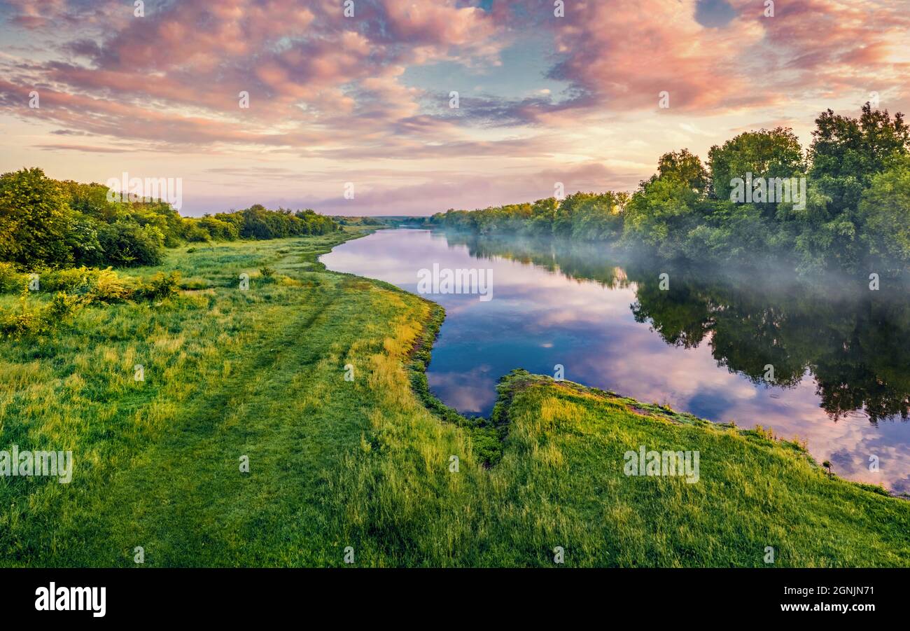Colorata scena estiva sulle rive del fiume Strypa. L'alba perfetta sulla valle verde, Ternopil regione, Ucraina, Europa. Concetto di viaggio background. Foto Stock