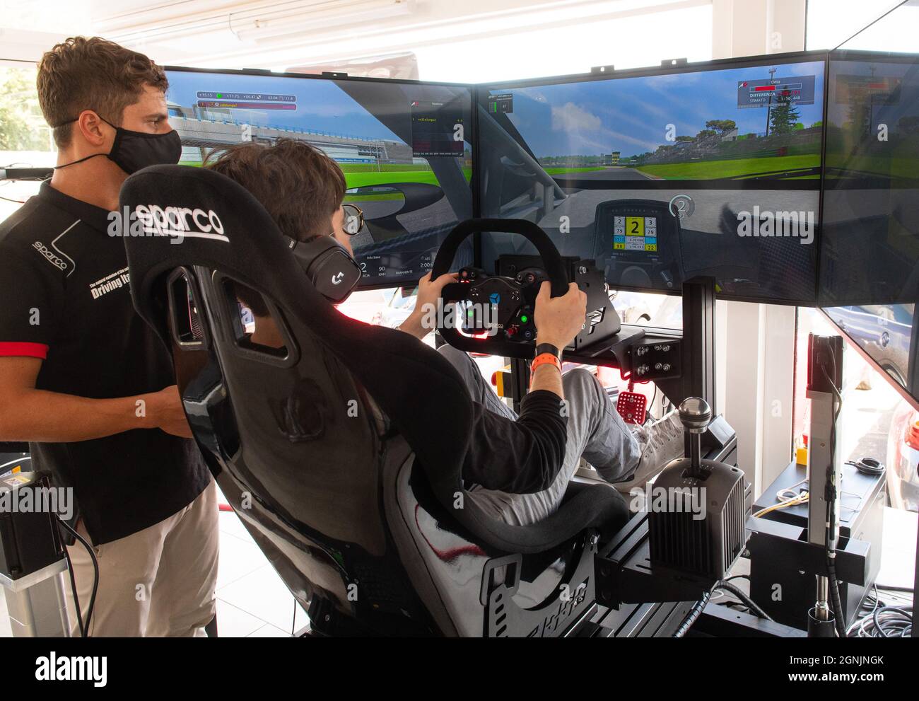 Vallelunga, Italia, 19 settembre 2021, Aci Racing week-end. Sala simulatore di guida, guida auto corsa apprendimento su attrezzature professionali di fascia alta Foto Stock