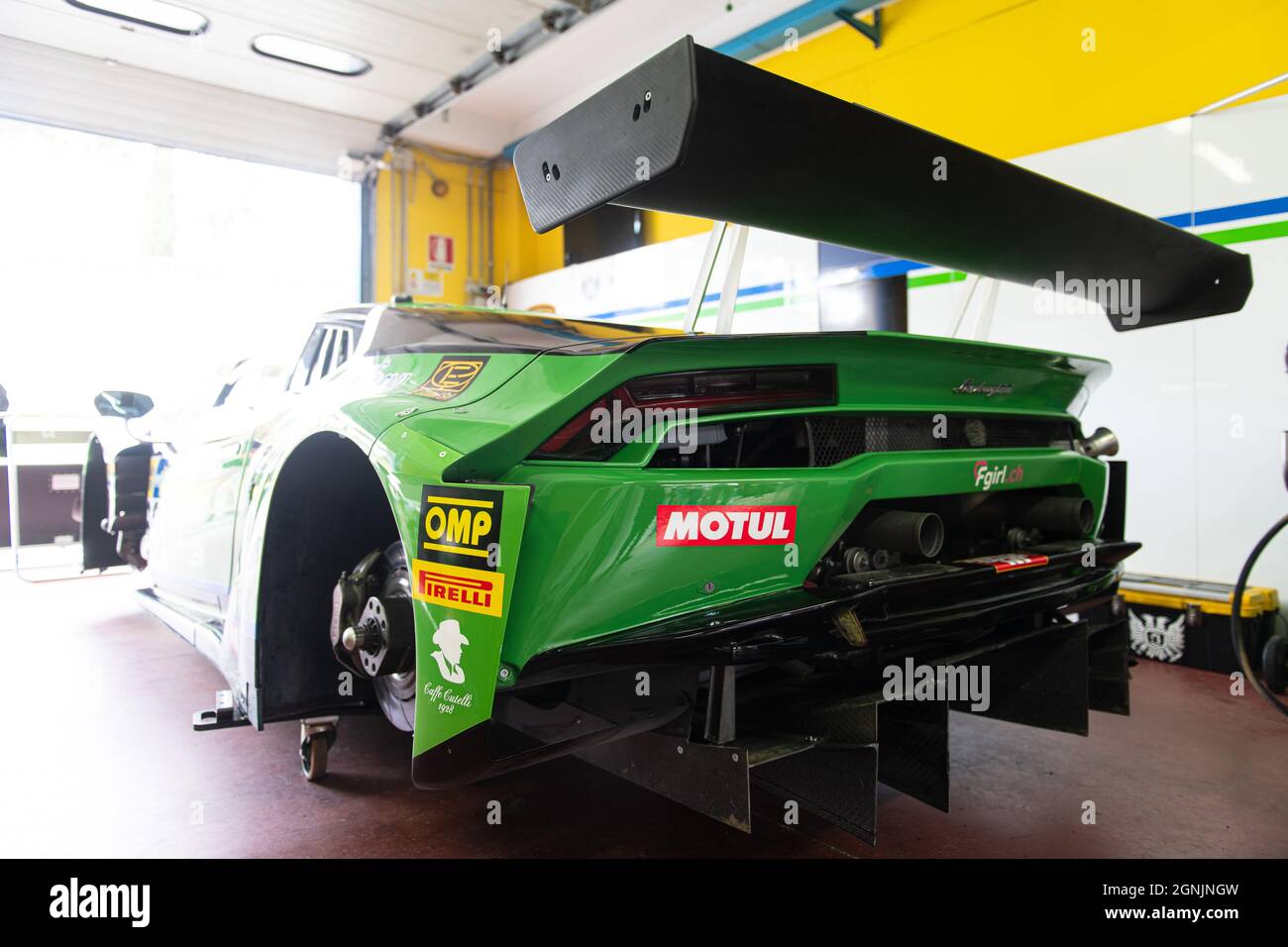 Vallelunga, italia 19 settembre 2021 Aci Racing week-end. Lamborghini Huracan auto da corsa in piedi in circuito box, vista posteriore non ci sono persone Foto Stock