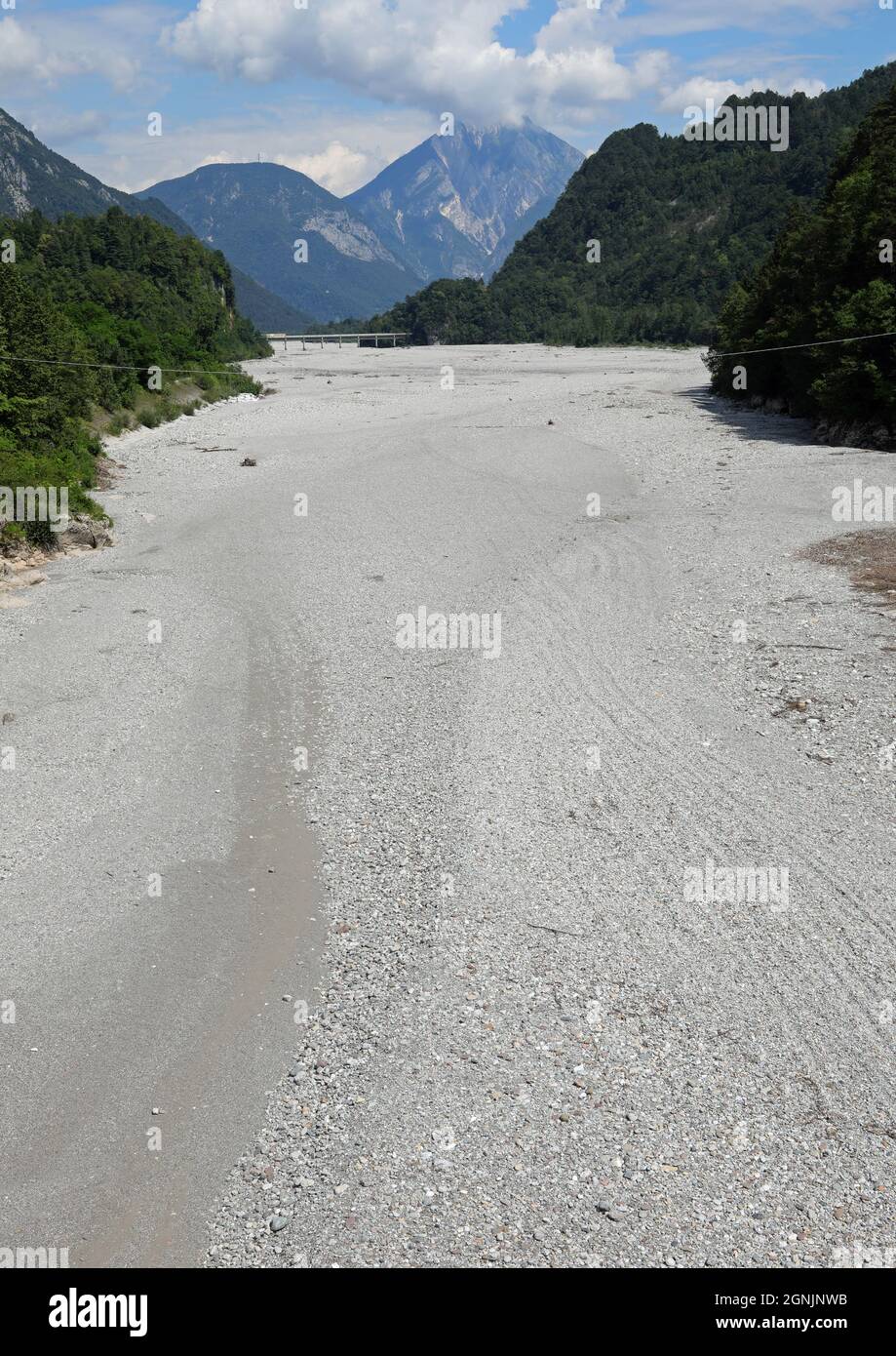 Ghiaia secca del Tagliamento dovuta al fenomeno carsico e alla siccità del FRIULI nel Nord Italia Foto Stock