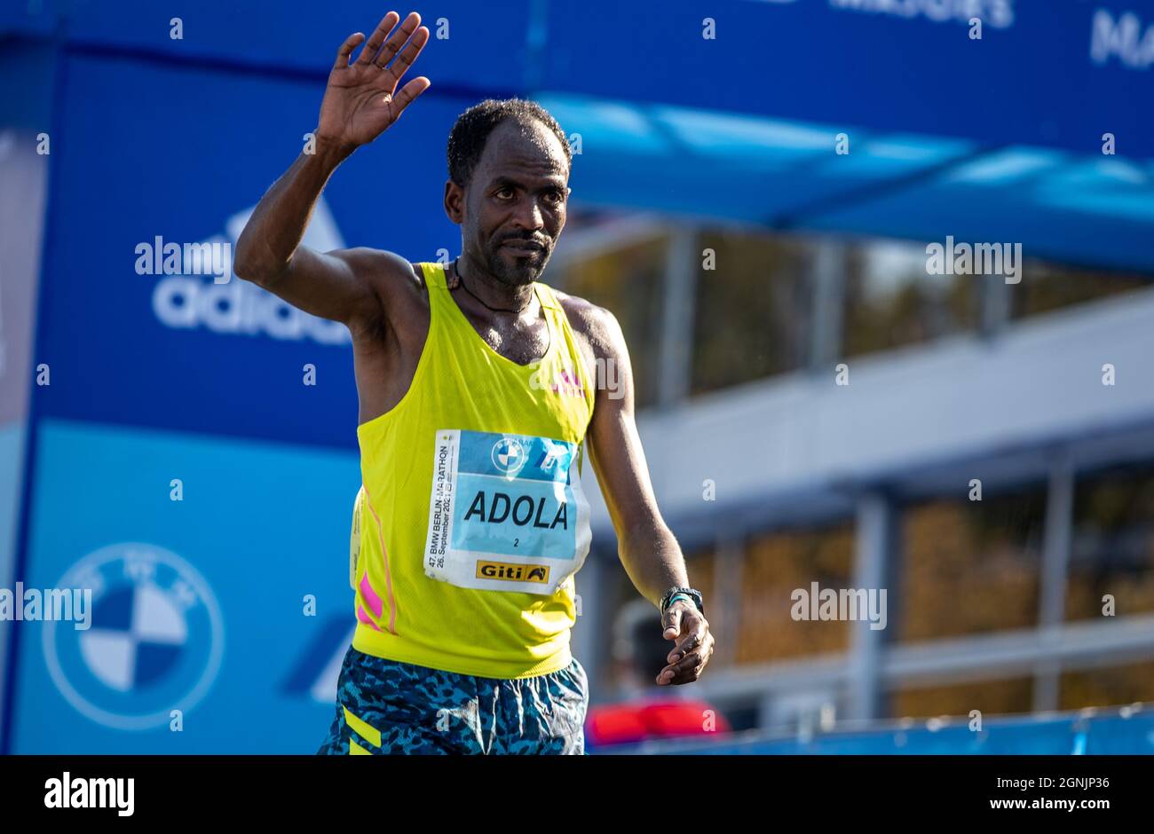 Berlino, Germania. 26 settembre 2021. Atletica: Maratona, decisione, uomini. Guye Adola, dall'Etiopia, supera il traguardo per primo nella maratona BMW di Berlino dopo le ore 2:05:45. Credit: Andreas Gora/dpa/Alamy Live News Foto Stock
