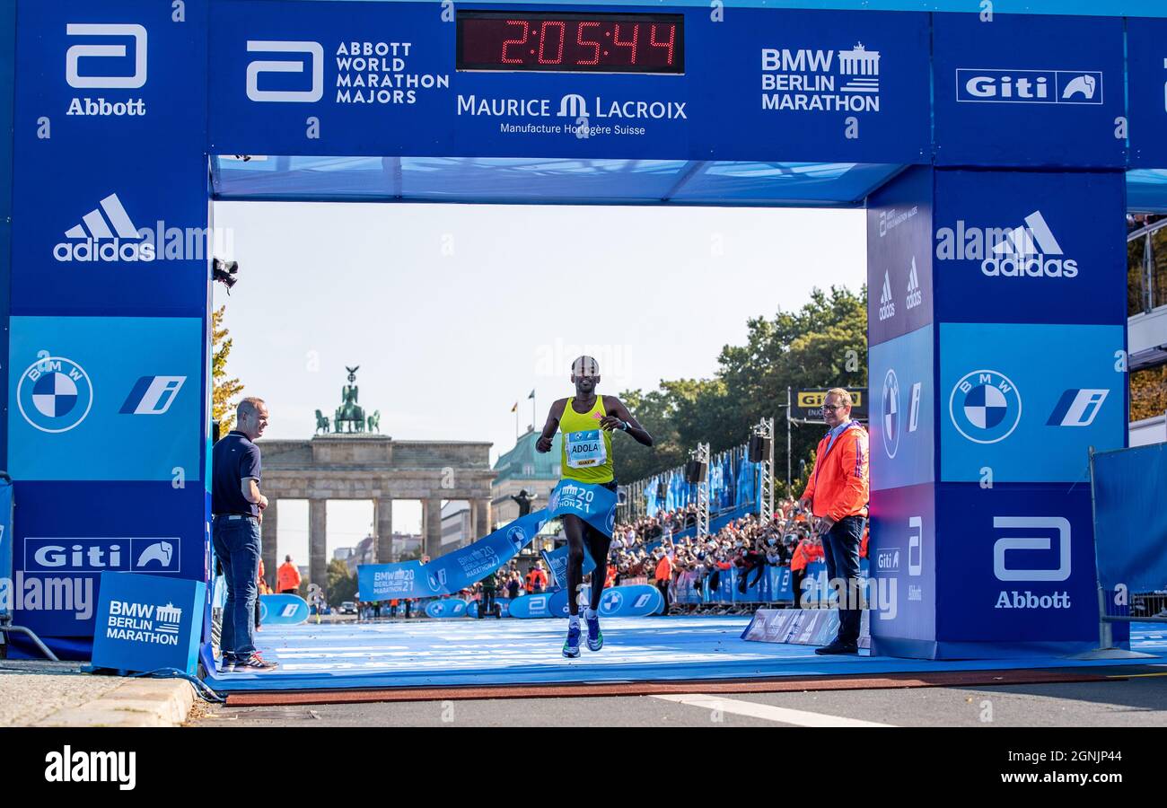 Berlino, Germania. 26 settembre 2021. Atletica: Maratona, decisione, uomini. Guye Adola, dall'Etiopia, supera il traguardo per primo nella maratona BMW di Berlino dopo le ore 2:05:45. Credit: Andreas Gora/dpa/Alamy Live News Foto Stock