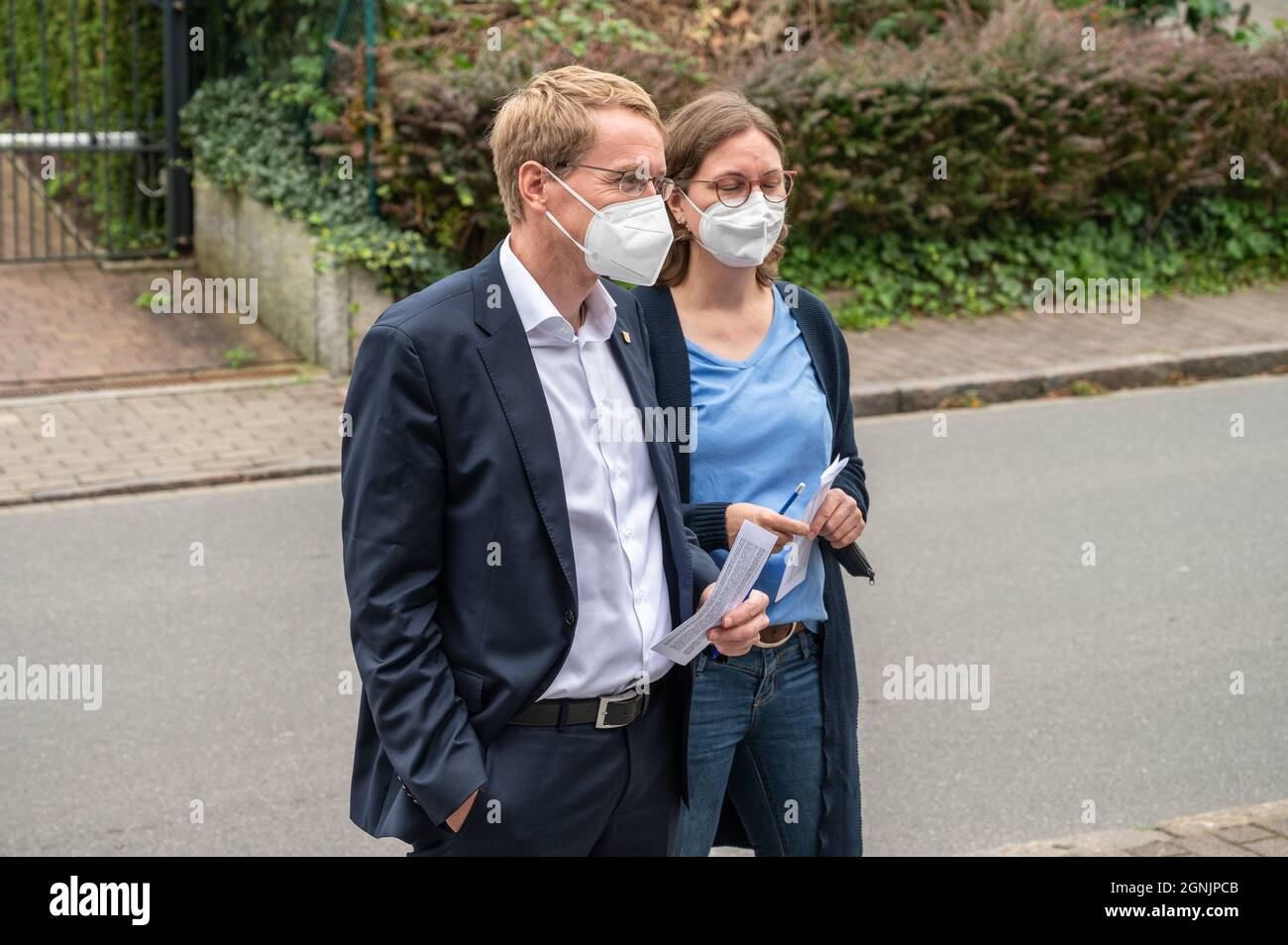 Eckernförde, 26. Settembre 2021, Bundestagswahl 2021 Deutschland. Der Ministerpräsident von Schleswig-Holstein, Daniel Günther mit seiner Frau Anke am Foto Stock