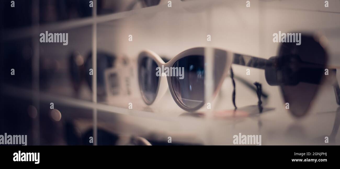 Occhiali da sole bianchi in mostra con spazio per il testo Foto Stock