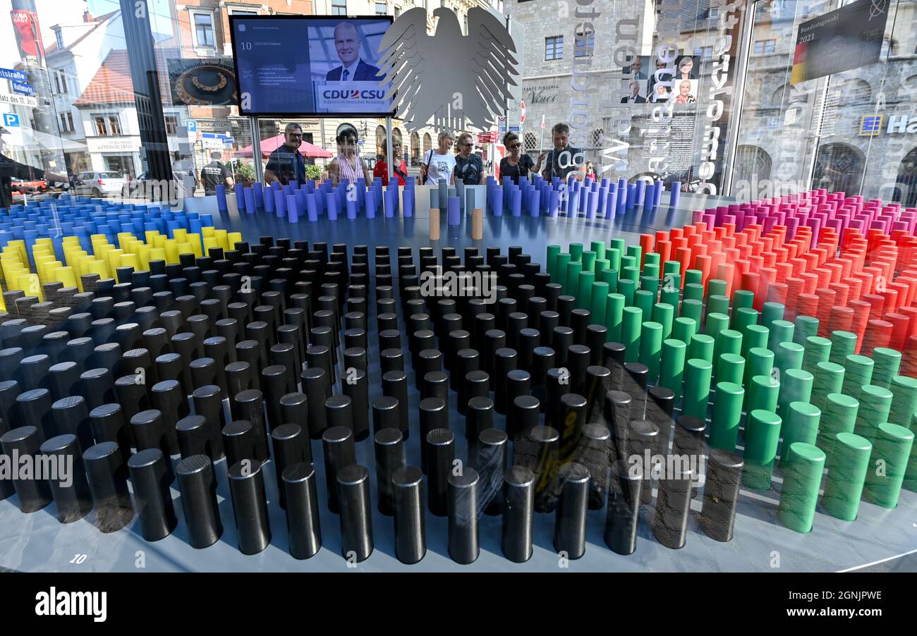 26 settembre 2021, Sassonia-Anhalt, Halle (Saale): I cittadini interessati si trovano di fronte a un padiglione presso l'Unity Expo 2021 di Halle/Saale e guardano la presentazione del Bundestag. La città di Sassonia-Anhalt ospita la celebrazione centrale della Giornata dell'unità tedesca di quest'anno. Foto: Hendrik Schmidt/dpa-Zentralbild/dpa Foto Stock