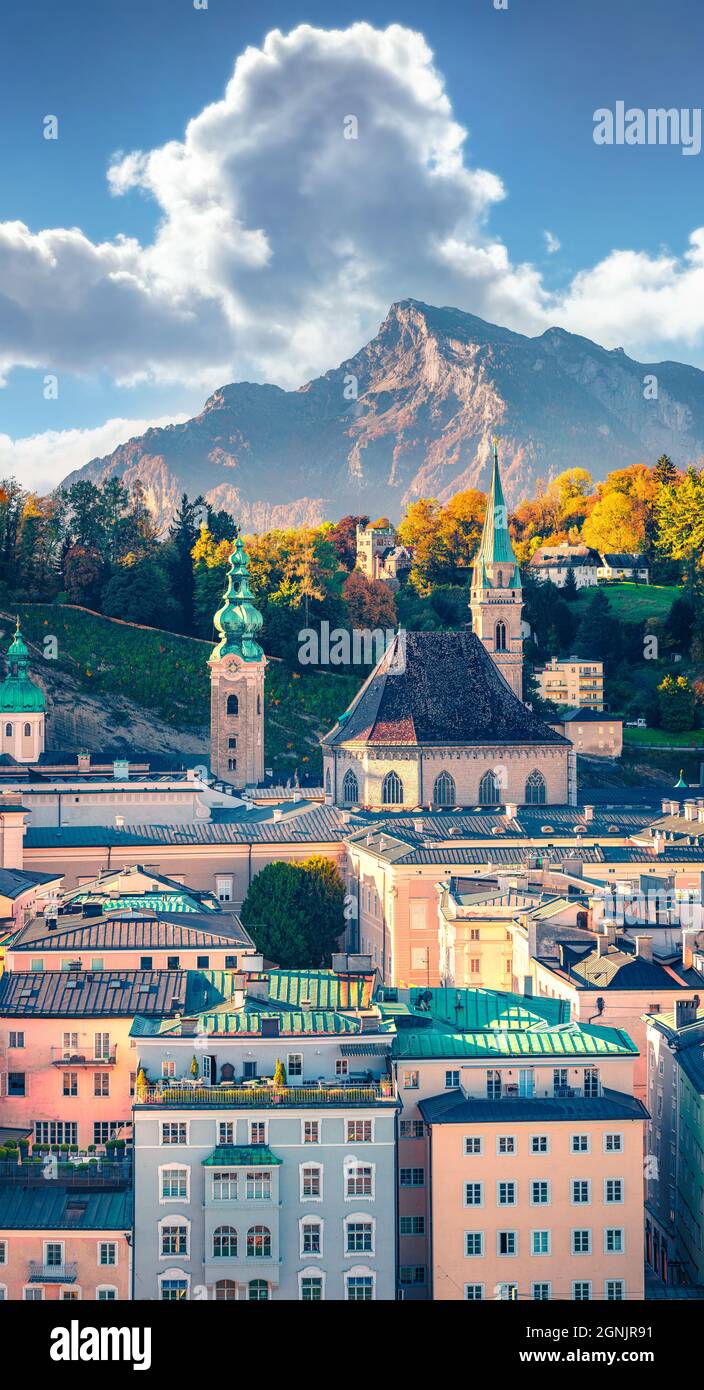 Splendido paesaggio urbano di Salisburgo, città vecchia, luogo di nascita del famoso compositore Mozart. Grande scena autunnale delle Alpi Orientali. Concetto di viaggio background. Foto Stock