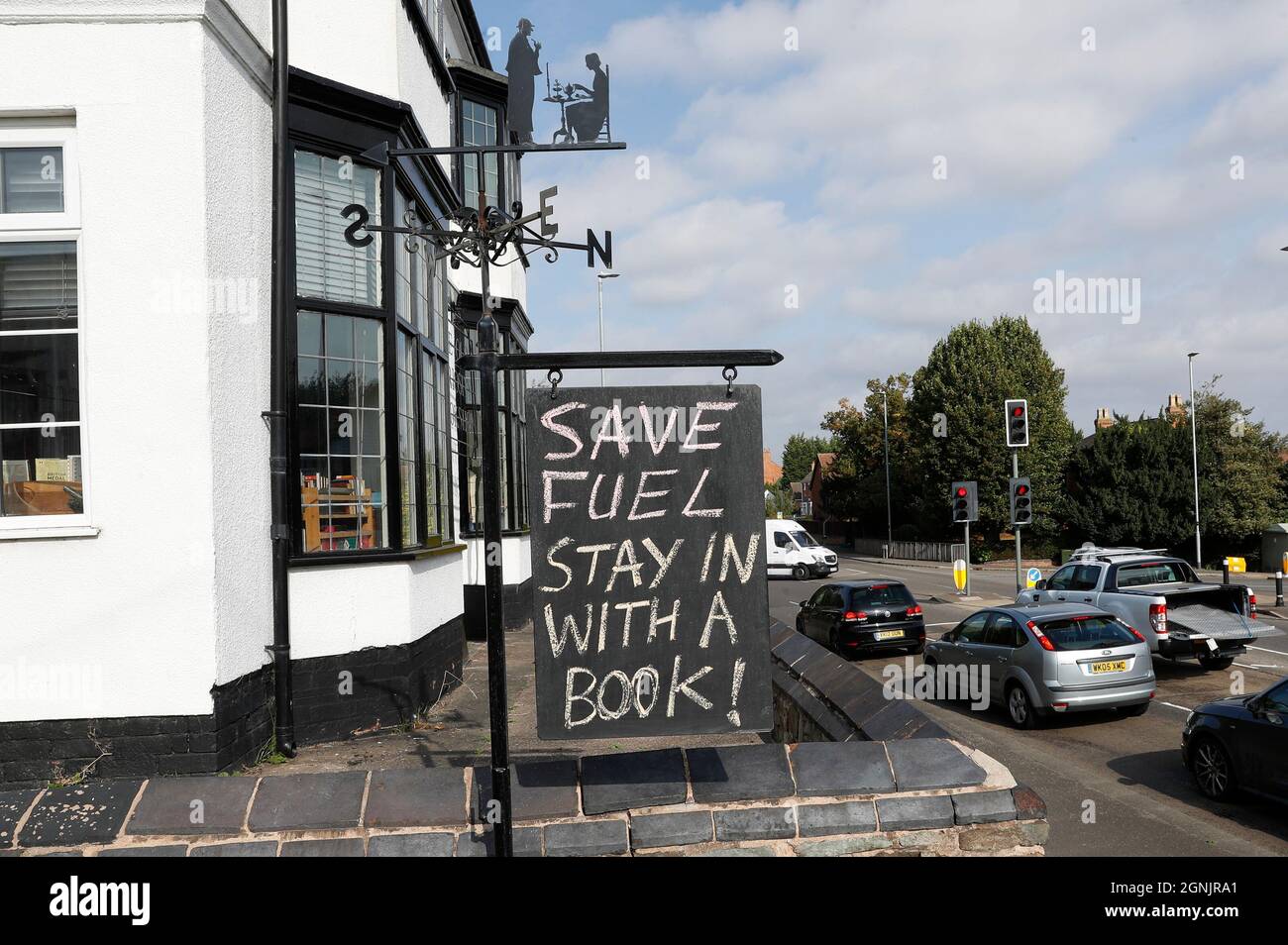Hathern, Leicestershire, Regno Unito. 26 settembre 2021. Un cartello all'esterno di un negozio di libri si diverte a causa della crisi del carburante, dopo che il governo ha esortato le persone a continuare ad acquistare benzina come di consueto, nonostante i problemi di approvvigionamento che hanno chiuso alcune stazioni. Credit: Darren Staples/Alamy Live News Foto Stock