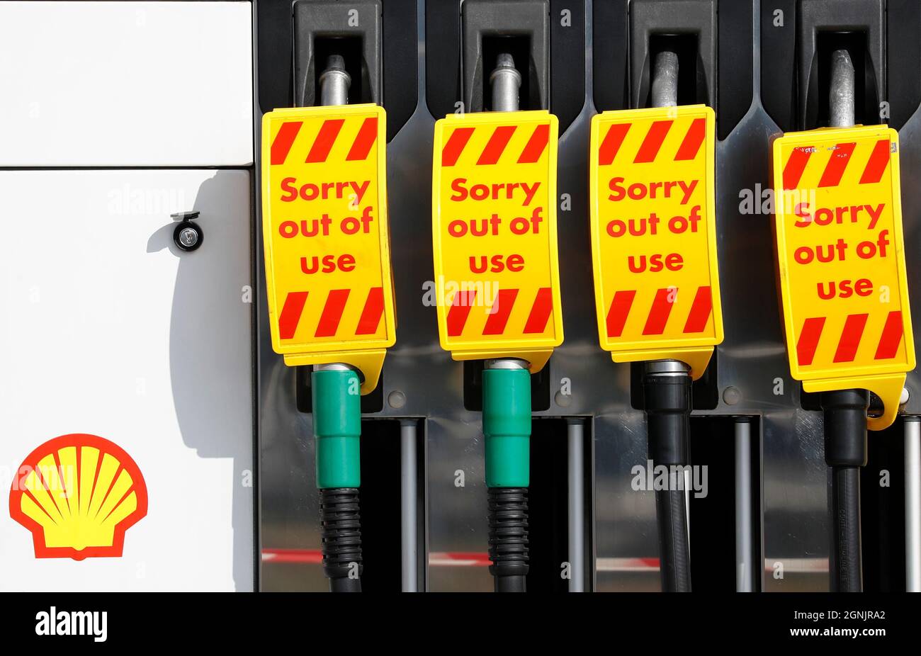 Loughborough, Leicestershire, Regno Unito. 26 settembre 2021. I segnali di fuori uso si appendono alle pompe di carburante di un distributore di benzina Shell dopo che il governo ha esortato le persone a continuare ad acquistare benzina come di consueto, nonostante i problemi di approvvigionamento che hanno chiuso alcune stazioni. Credit: Darren Staples/Alamy Live News Foto Stock