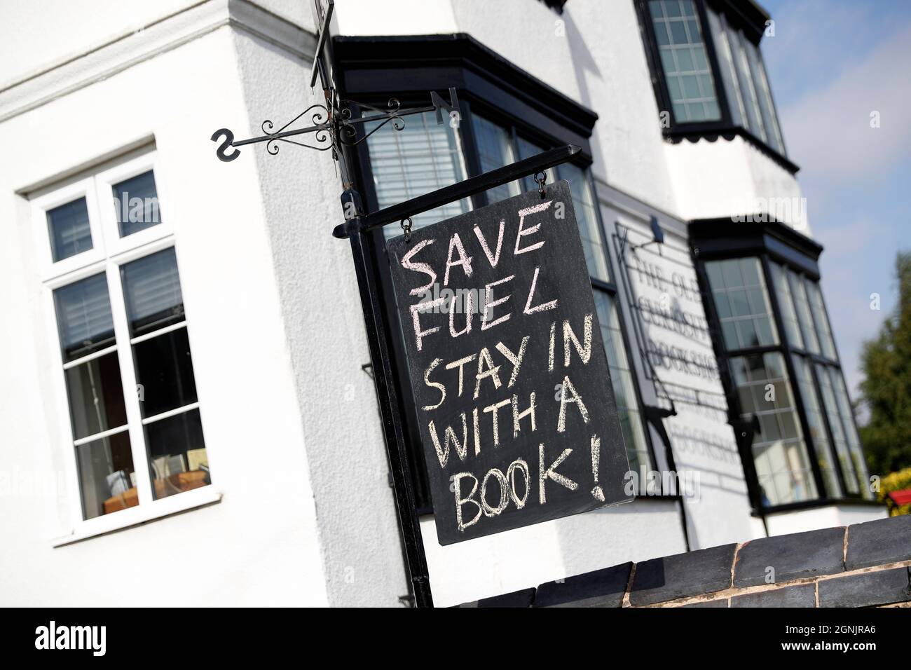 Hathern, Leicestershire, Regno Unito. 26 settembre 2021. Un cartello all'esterno di un negozio di libri si diverte a causa della crisi del carburante, dopo che il governo ha esortato le persone a continuare ad acquistare benzina come di consueto, nonostante i problemi di approvvigionamento che hanno chiuso alcune stazioni. Credit: Darren Staples/Alamy Live News Foto Stock