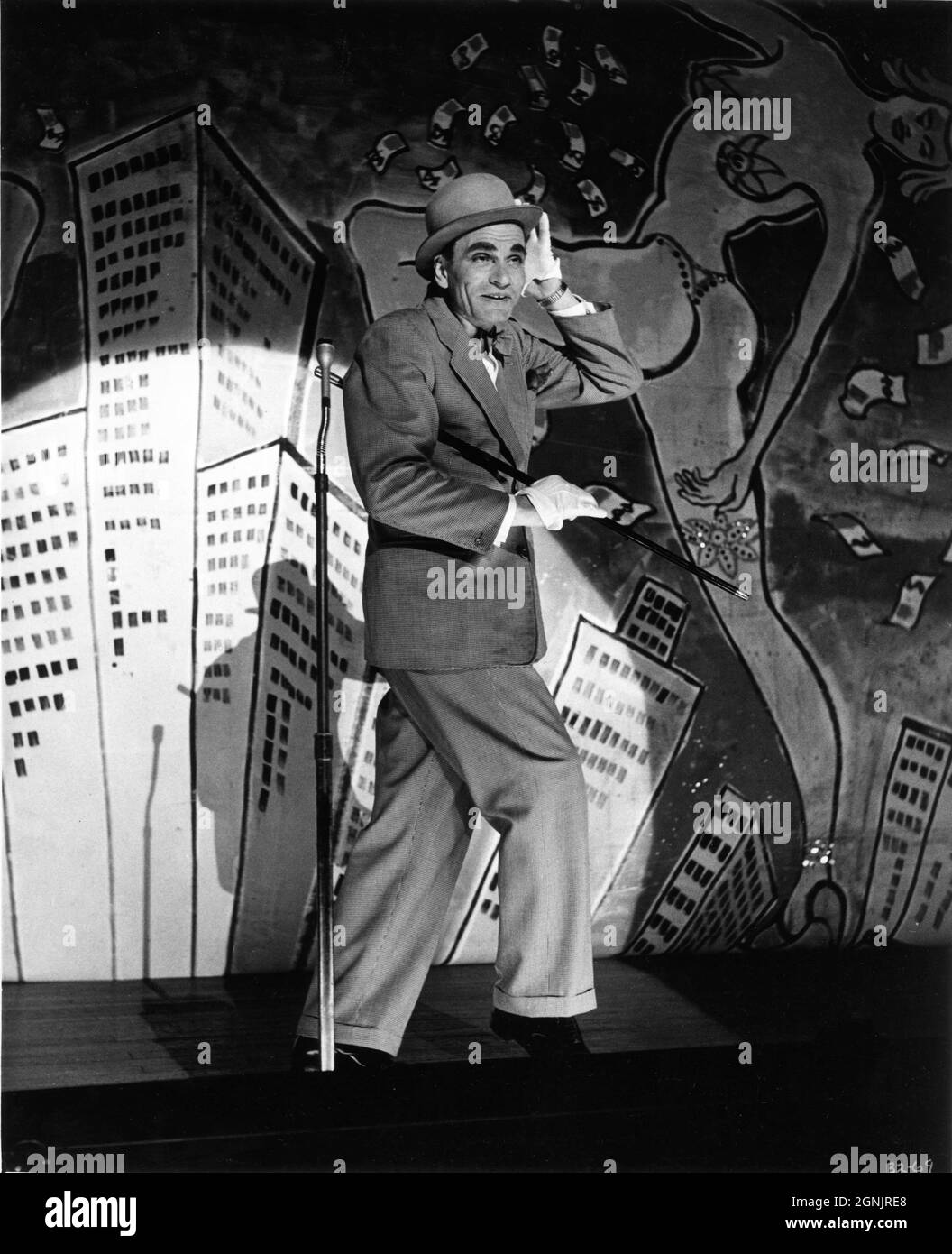 LAURENCE OLIVIER in qualità di Archie Rice che si esibisce sul palco del regista DI THE ENTERTAINER 1960 TONY RICHARDSON, la sceneggiatura John Osborne e Nigel Kneale, adattata dal brano di John Osborne, John Addison, produttore Harry Saltzman Woodfall Film Productions / British Lion Films (UK) - Continental Distributing (US) Foto Stock