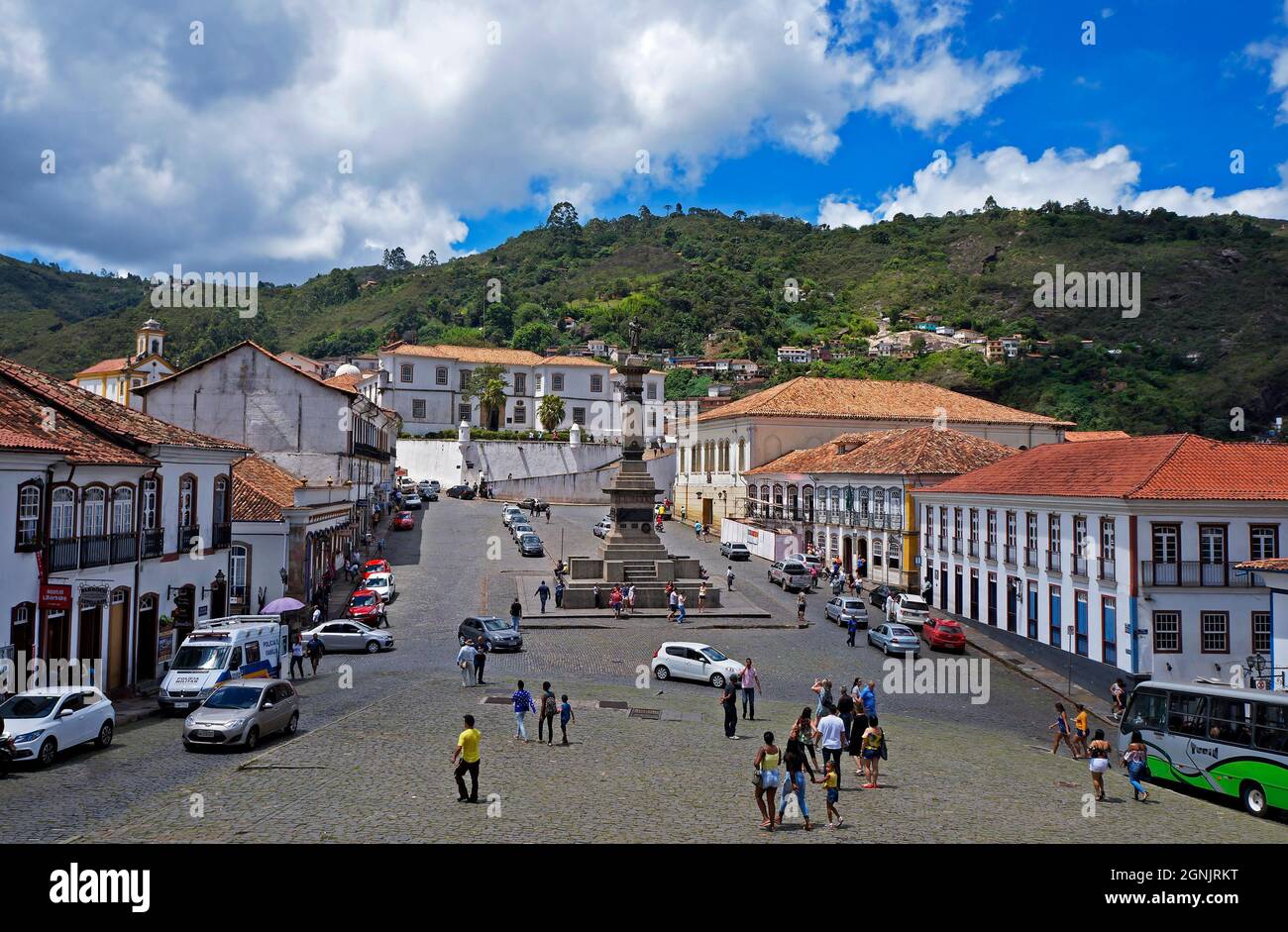 OURO PRETO, MINAS GERAIS, BRASILE - 9 GENNAIO 2018: Vista dalla piazza centrale nella città storica di Ouro Preto con turisti e locali Foto Stock
