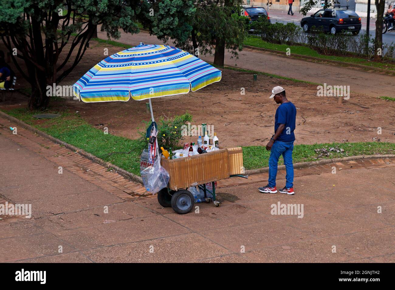 BELO HORIZONTE, MINAS GERAIS, BRASILE - 16 GENNAIO 2018: Venditore di bevande fredde in piazza centrale Foto Stock