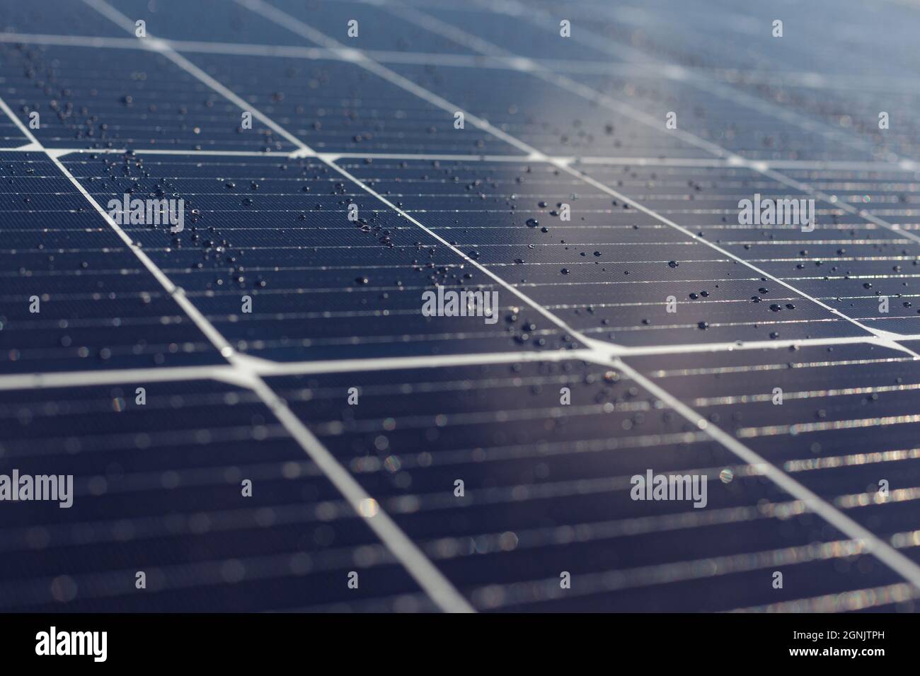 Pannelli solari sfondo blu, texture. Pioggia sul pannello solare Foto stock  - Alamy