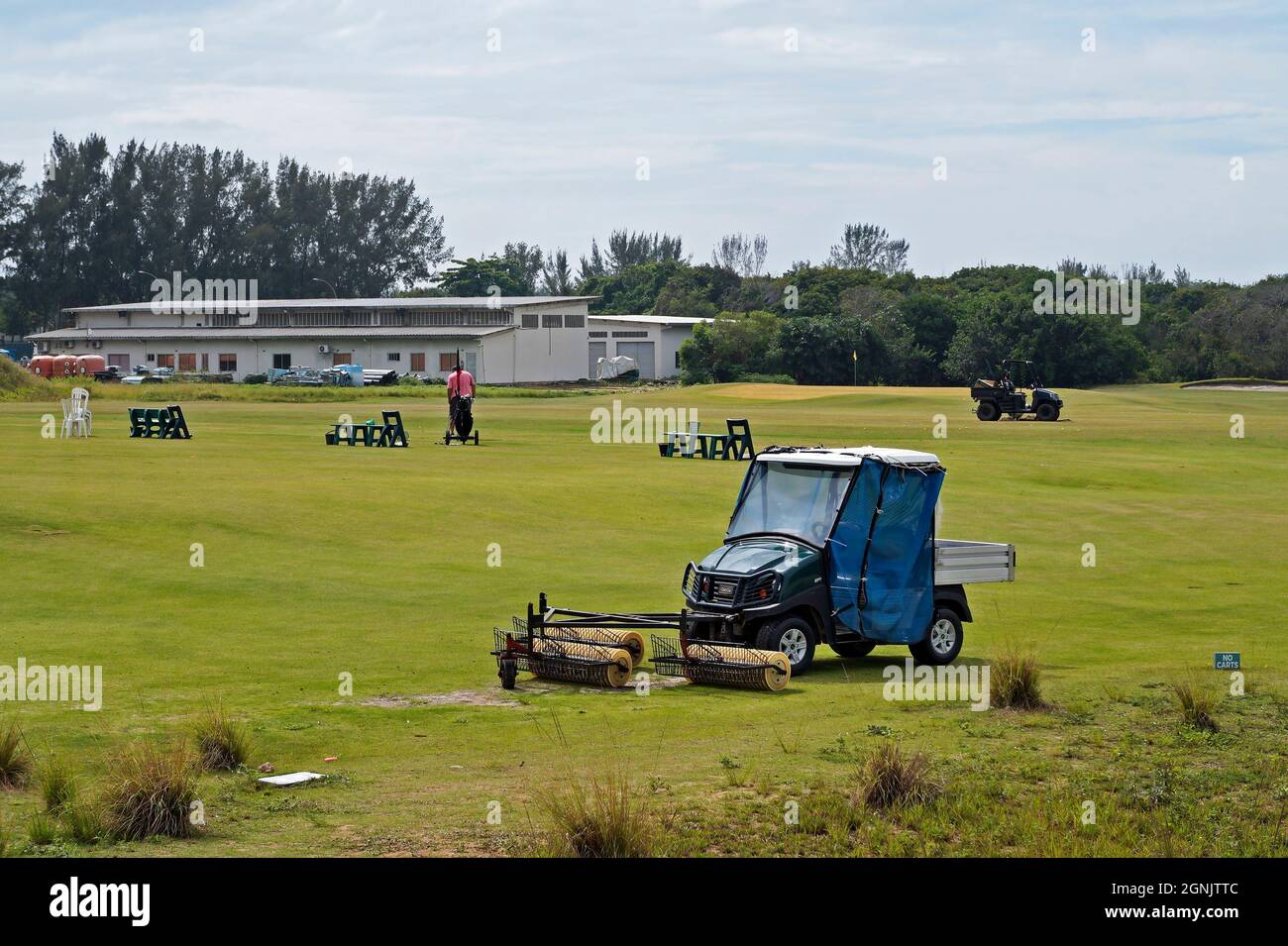 RIO DE JANEIRO, BRASILE - 11 DICEMBRE 2019: Attrezzatura per la manutenzione del campo da golf, tosaerba. Rio Olympic Golf Course a barra da Tijuca Foto Stock