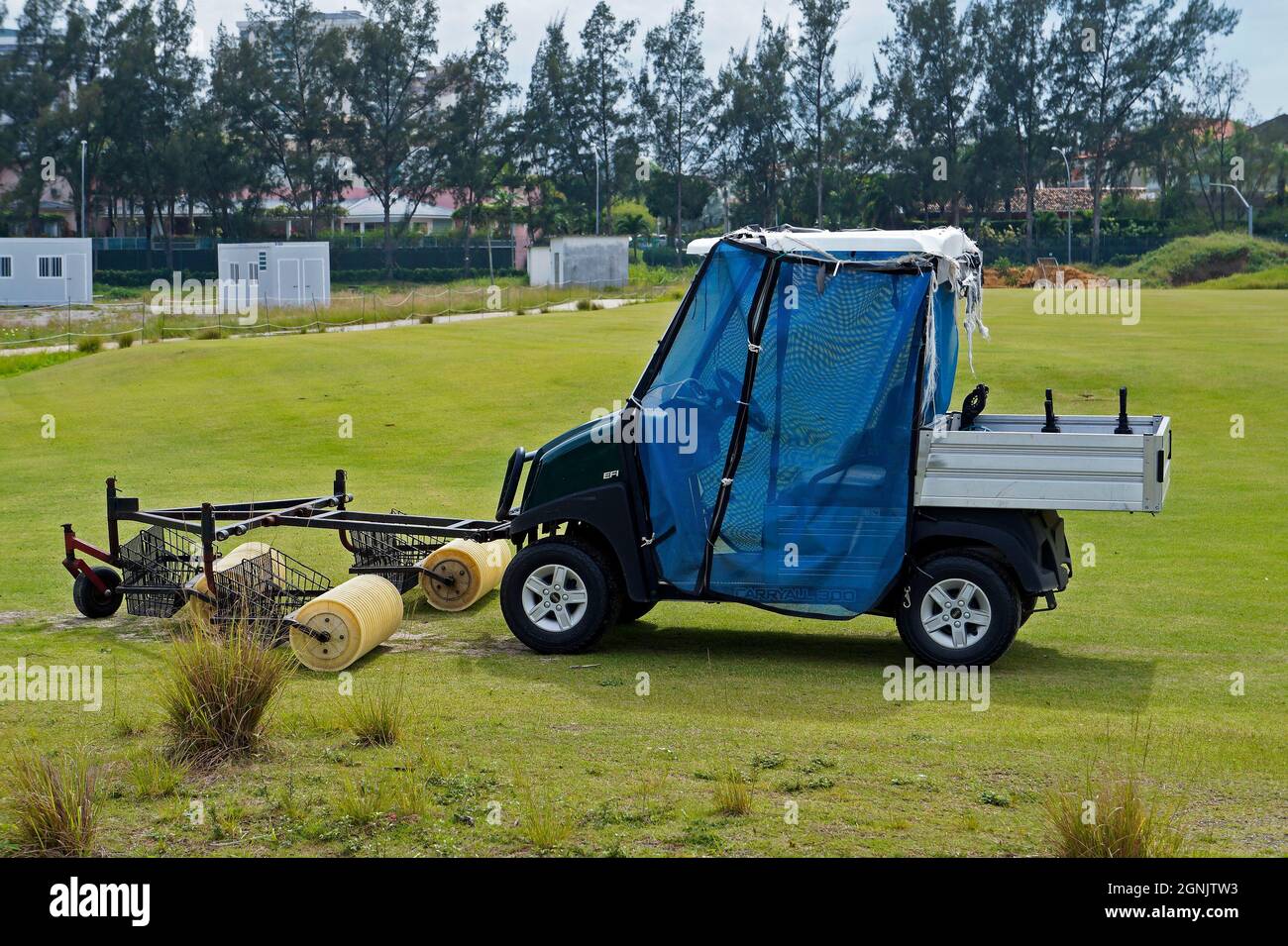 RIO DE JANEIRO, BRASILE - 11 DICEMBRE 2019: Attrezzatura per la manutenzione del campo da golf, tosaerba. Rio Olympic Golf Course a barra da Tijuca Foto Stock
