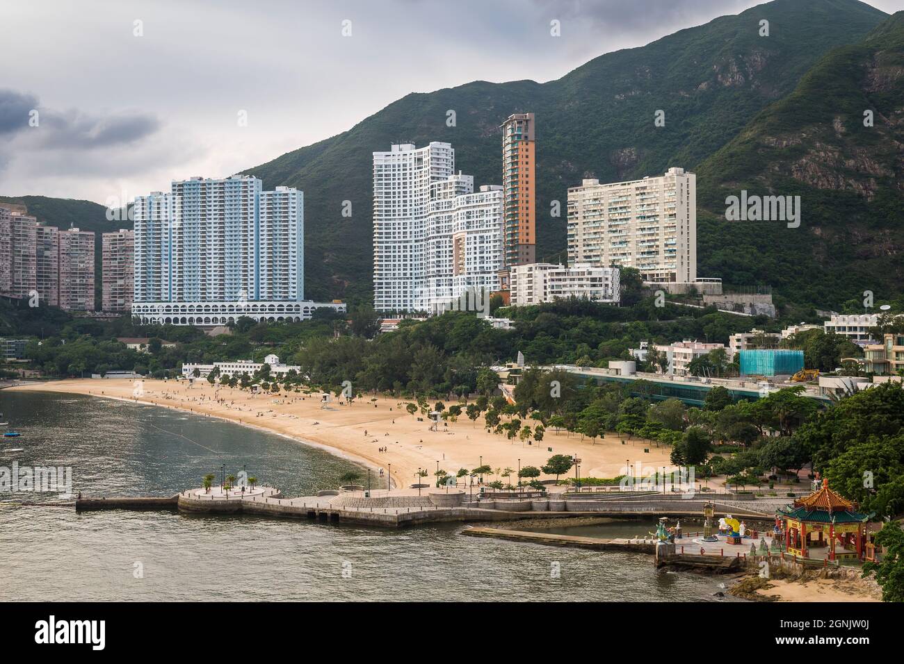 Repulse Bay and Beach, Hong Kong Island, vista dal Nautilus, uno sviluppo di case di lusso in South Bay Road Foto Stock