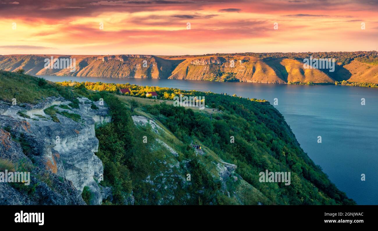 Splendida vista mattutina della baia di Bakotska. Colorata alba estiva sul fiume Dnister, Ucraina, Europa. Bellezza della natura concetto sfondo. Paesaggio ph Foto Stock