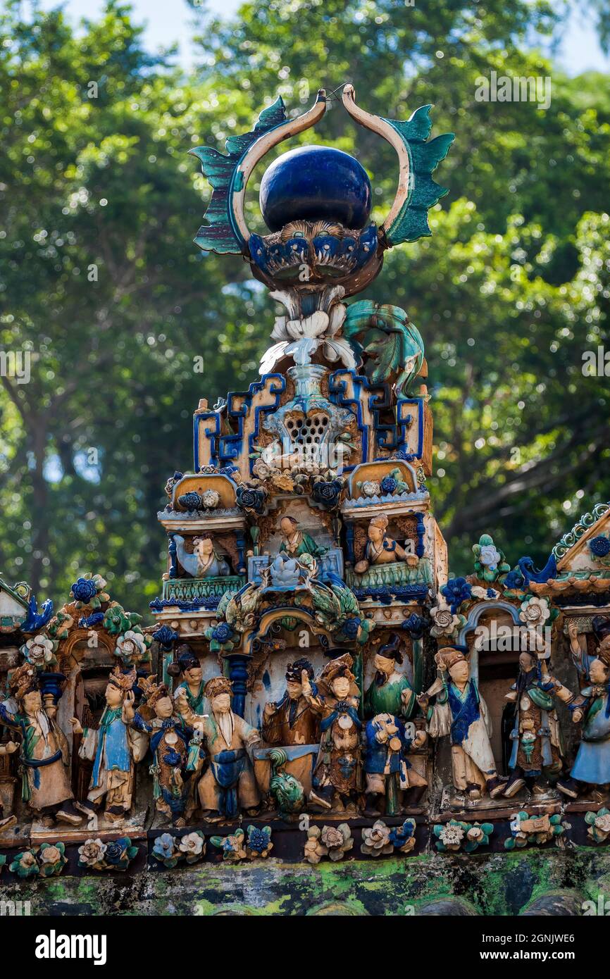 Particolare del fregio decorativo in ceramica sul tetto del tempio Kwan Tai a Tai o, Isola di Lantau, Hong Kong Foto Stock