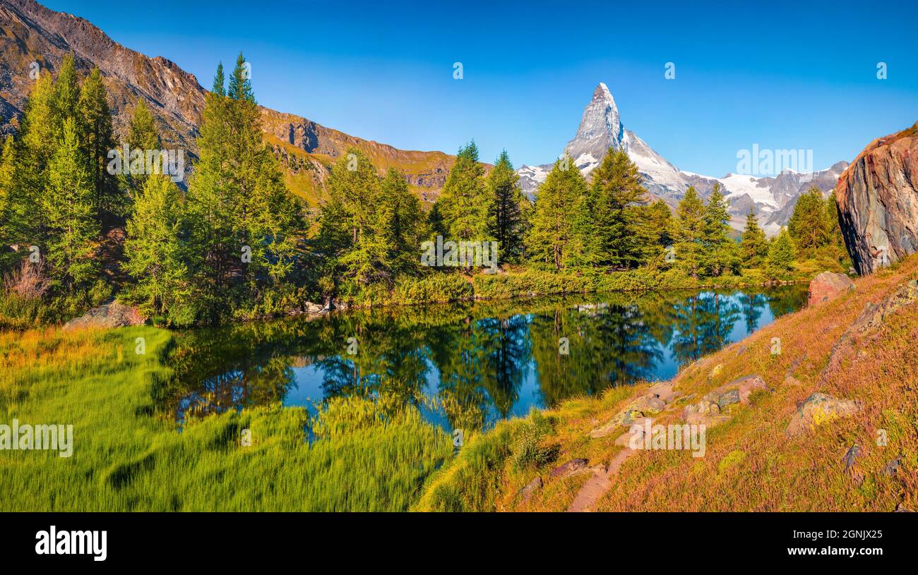 Emozionante scena mattutina del lago Grindjisee. Perfetta vista estiva del Cervino (Monte Cervino, Monte Cervin) sulle Alpi svizzere, Zermatt località, Vallese Foto Stock