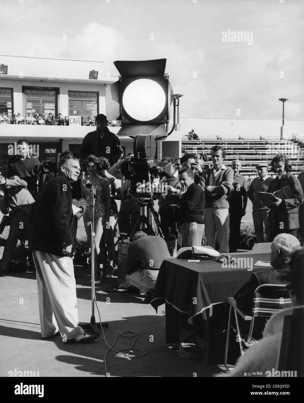LAURENCE OLIVIER come Archie Rice comperes un concorso di bellezza sul set location candid in Morecambe Lancashire con Movie Crew e. Direttore TONY RICHARDSON (a destra della fotocamera con le braccia ripiegate) Durante le riprese del regista DELL'ENTERTAINER 1960 TONY RICHARDSON, John Osborne e Nigel Kneale sono stati adattati dal gioco di John Osborne Music John Addison produttore Harry Saltzman Woodfall Film Productions / British Lion Films (UK) - distribuzione continentale (US) Foto Stock