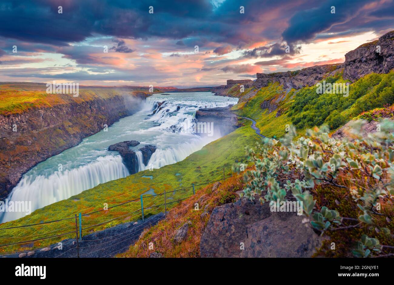 Emozionante vista estiva della famosa destinazione turistica - cascata Gullfoss. Incredibile alba sul fiume Hvita. Spettacolare scena mattutina dell'Islanda, EUR Foto Stock