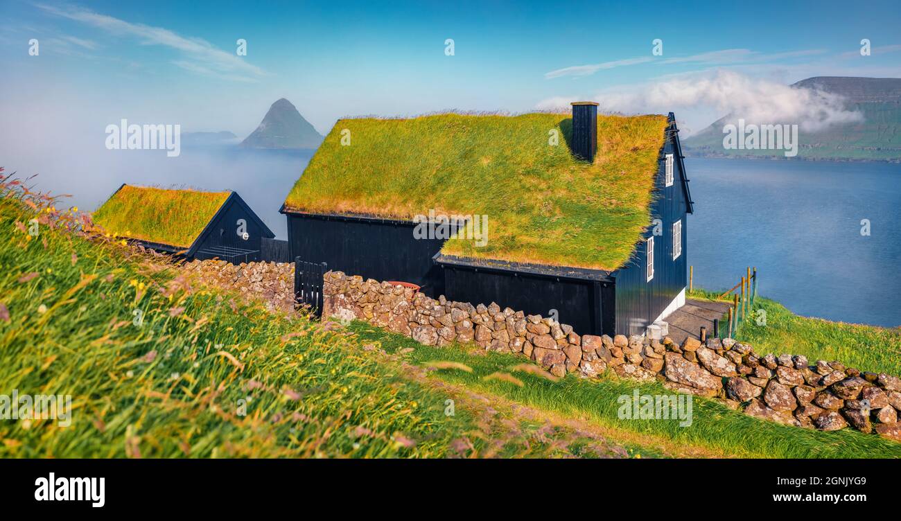 Fotografia di paesaggio. Spettacolare scena estiva del villaggio di Velbastadur con case tipiche con tetto in erba sintetica. Vista panoramica mattutina dell'isola di Streymoy, Faroe, Foto Stock