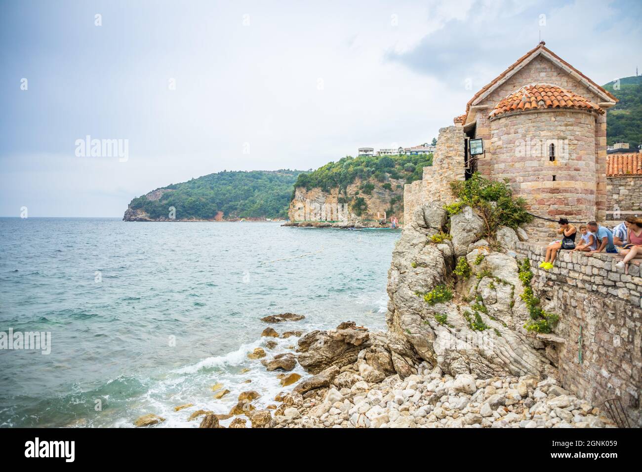 Budva, Montenegro - 17 settembre 2021: Gente e bella vista del mare dal muro della città vecchia a Budva, Montenegro Foto Stock