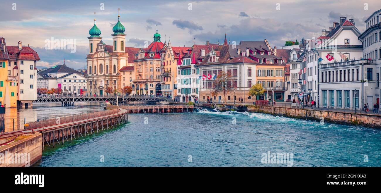 Сharm delle antiche città d'Europa. Vista panoramica mattutina della chiesa di Jesuitenkirche. Bellissimo paesaggio urbano autunnale di Lucerna. Splendida scena all'aperto Foto Stock