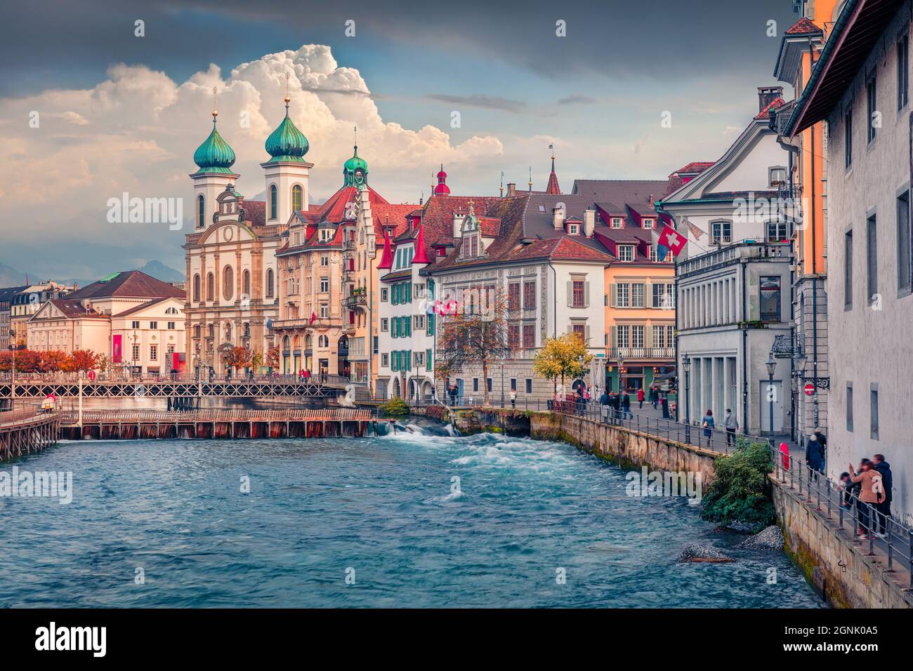 Meravigliosa vista mattutina della chiesa di Jesuitenkirche. Meraviglioso paesaggio urbano autunnale della città di Lucerna. Adorabile scena all'aperto della Svizzera, Europa. In viaggio Foto Stock