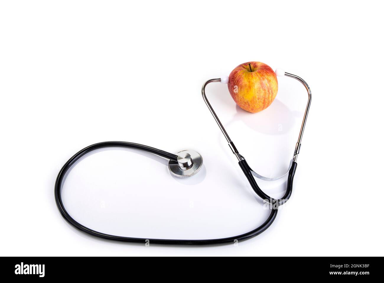 Stetoscopio sulla mela. Cibo sano e stile di vita concetto Foto Stock