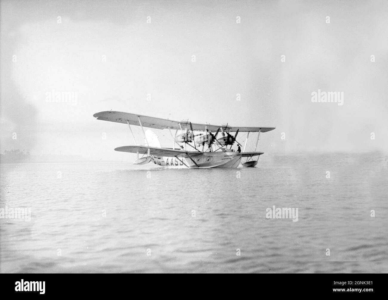 Foto d'epoca circa 1935 sul mare di Galilea in Israele di una corta Calcutta S.8 la città di Khartoum (G-AASJ) barca di volo un aereo civile costruito da corti Fratelli per le vie aeree imperiali la prima pelle stressata britannica, barca di volo di metallo hulled. Foto Stock
