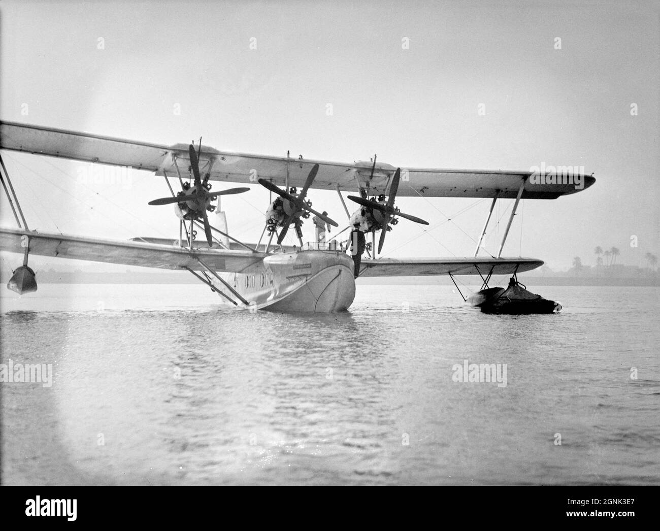 Foto d'epoca circa 1935 sul mare di Galilea in Israele di una corta Calcutta S.8 la città di Khartoum (G-AASJ) barca di volo un aereo civile costruito da corti Fratelli per le vie aeree imperiali la prima pelle stressata britannica, barca di volo di metallo hulled. Foto Stock